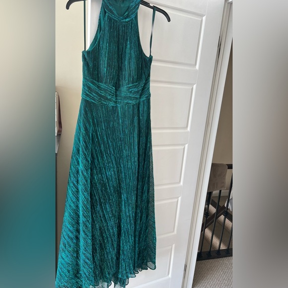 Metallic Crinkle Halter Dress - - Picture 6 of 7